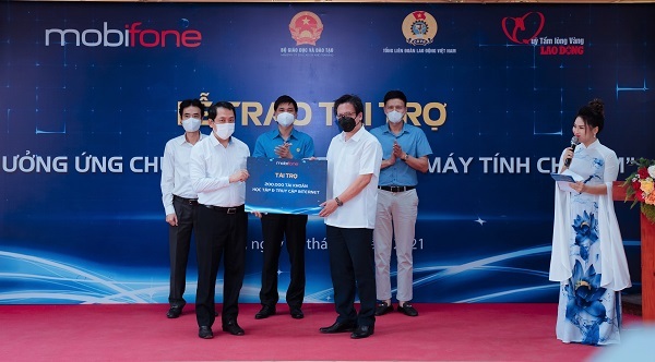 MobiFone tiếp tục tài trợ 200.000 tài khoản học tập và truy cập Internet trong chương trình “Sóng và máy tính cho em”