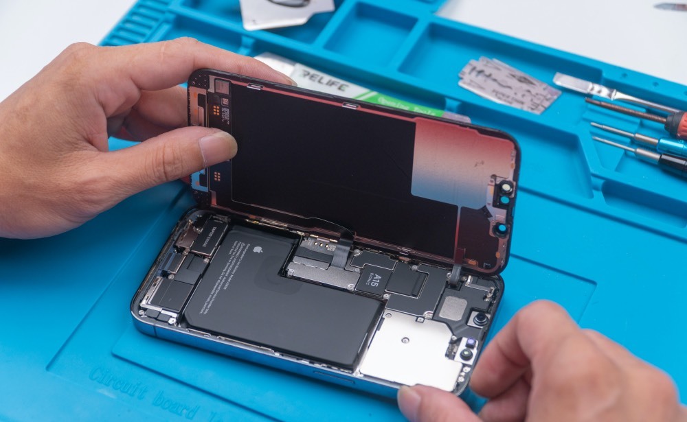 'Dissecting' iPhone 13 Pro in Vietnam: Thinner screen, redesigned camera cluster