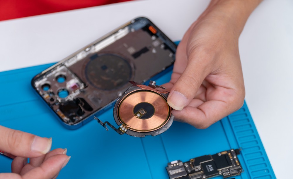 'Mổ' iPhone 13 Pro tại Việt Nam: Màn hình mỏng hơn, cụm camera thiết kế lại