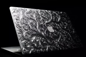 Chiếc MacBook được chạm khắc thủ công bởi nghệ nhân Việt