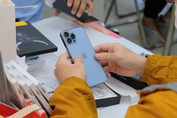 Người mua iPhone 13 chính hãng cần hóa đơn để được bảo hành ở Việt Nam