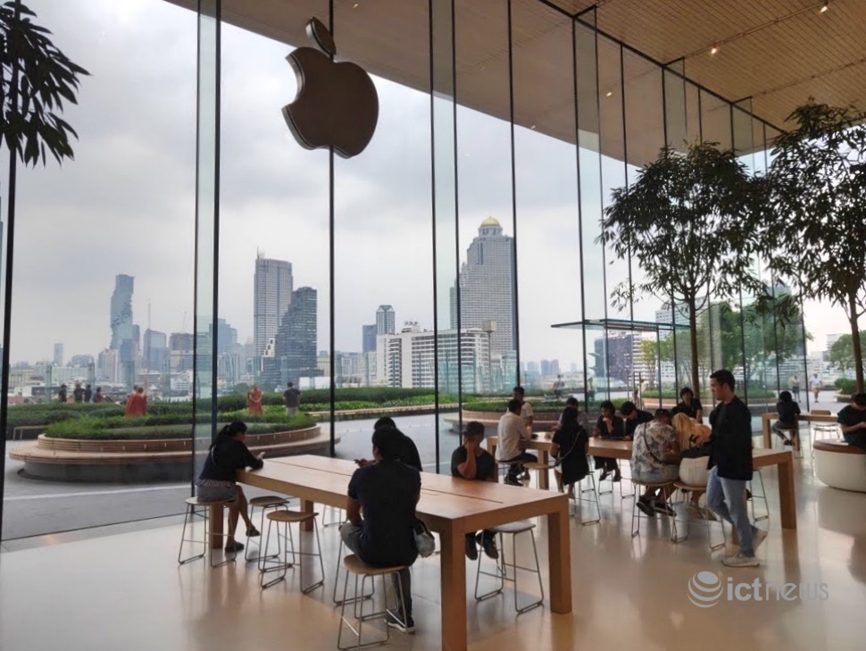 Will an Apple Store open in Hanoi or HCM City?
