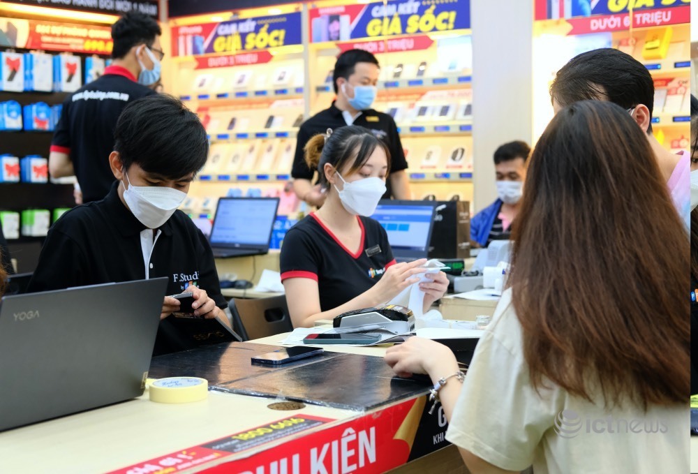 Doanh thu của nhà bán lẻ công nghệ bứt phá ngay sau khi nới lỏng giãn cách
