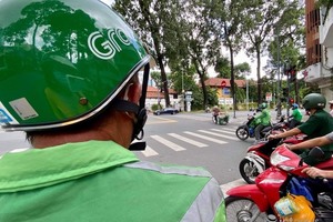 Người Sài Gòn hào hứng vì xe ôm công nghệ mở lại