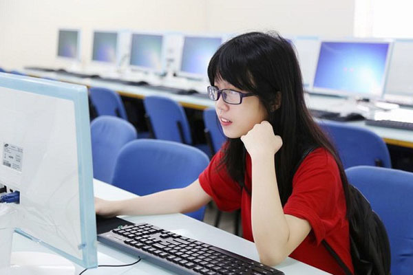 Tìm kiếm 3 học sinh Việt Nam nhận học bổng “Nữ sinh với Công nghệ 2022”