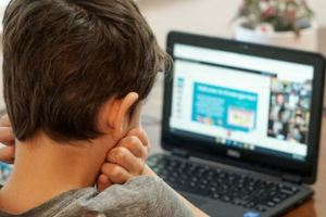 Trẻ em bị bắt nạt trên mạng: Nhiều cha mẹ còn xem nhẹ