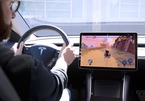 Cho phép chơi game trên xe, Tesla bị điều tra