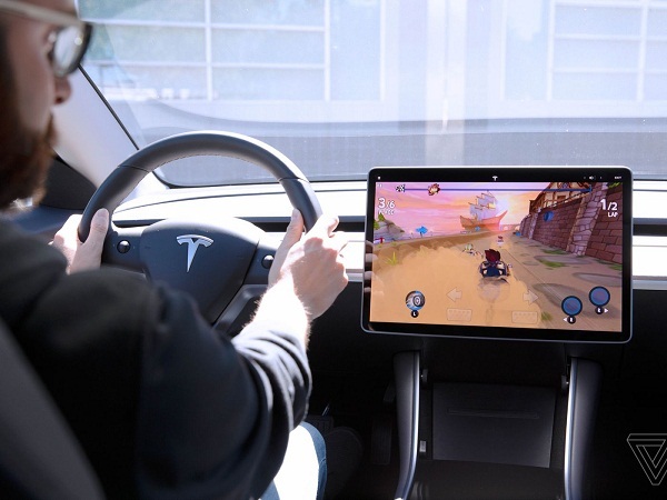 Cho phép chơi game trên xe, Tesla bị điều tra