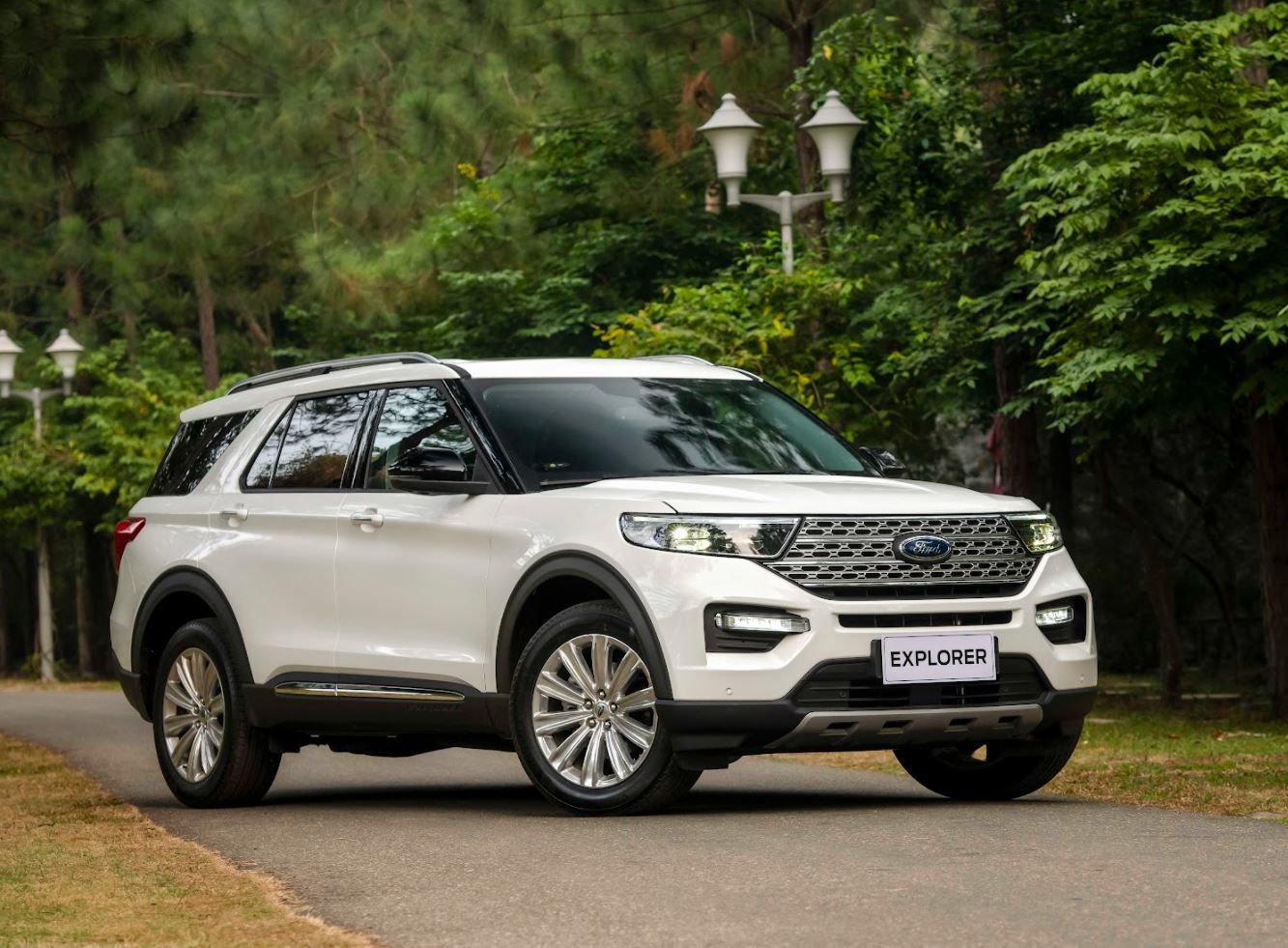 Ford Explorer trang bị thêm nhiều tính năng công nghệ, tăng giá thêm 300 triệu đồng