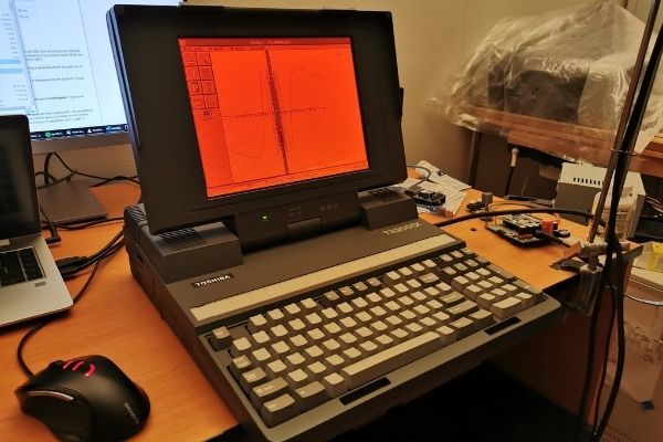 Đào coin trên một chiếc máy tính 30 năm tuổi