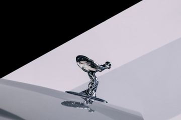 Rolls Royce thiết kế lại biểu tượng Thiếu phụ bay