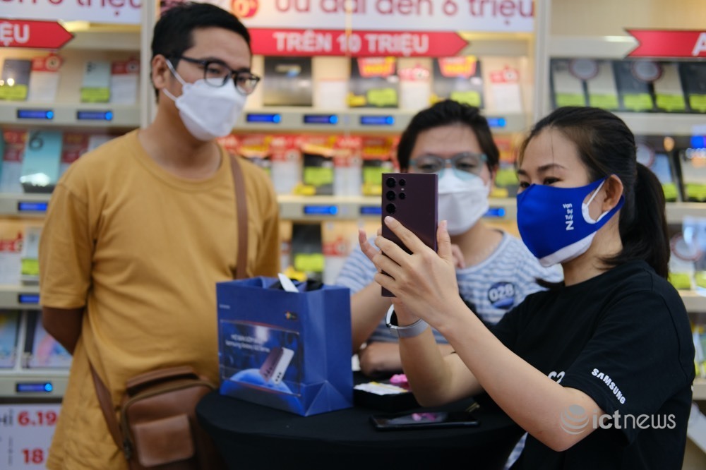 Khách Việt không còn phải chờ đến giữa đêm để lấy Samsung Galaxy S22