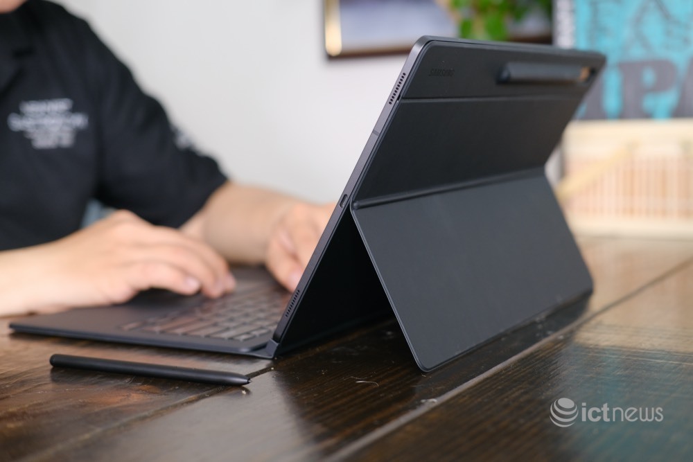 Hình ảnh Galaxy Tab S8 Ultra: Màn hình lớn, có bút S Pen