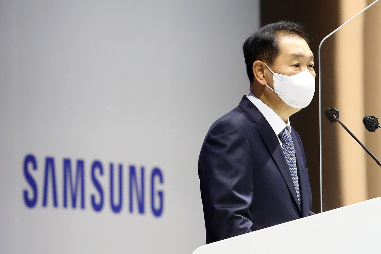 CEO Samsung cúi đầu xin lỗi vì bê bối ‘bóp’ hiệu suất Galaxy S22