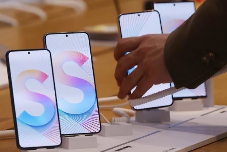 Hậu bê bối 'bóp' hiệu suất, giá Galaxy S22 giảm sâu ngay trên sân nhà