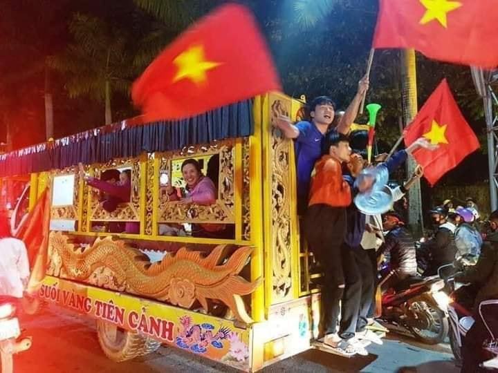 Loạt ảnh 'đi bão theo cách của bạn' nổi bật trên Facebook sau khi Việt Nam vô địch