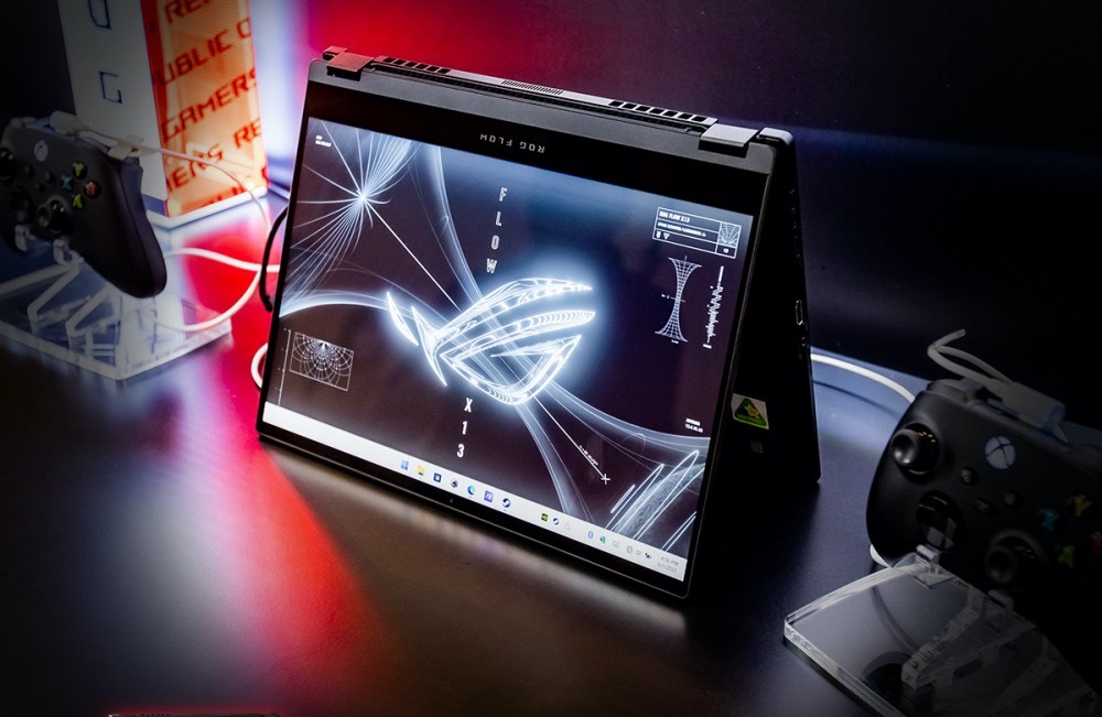 Laptop chơi game hai màn hình của Asus ROG có giá bán 95,99 triệu đồng