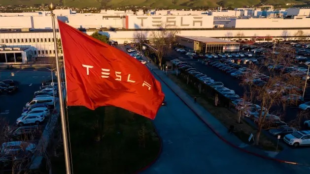 Tesla thuê công ty theo dõi nhân viên trong hội kín Facebook