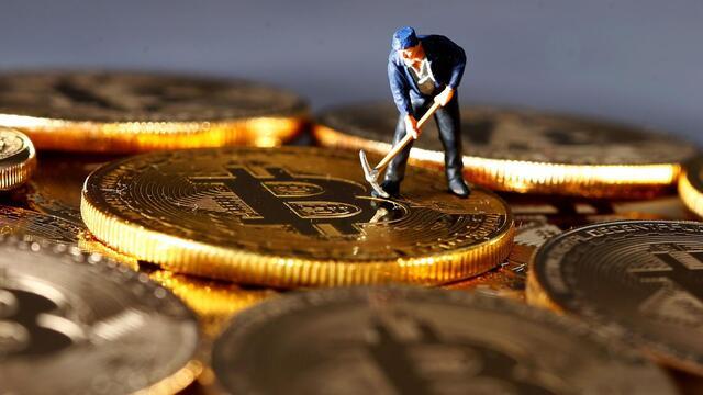 Doanh thu giảm kỷ lục, thợ đào Bitcoin vẫn cố cắm máy