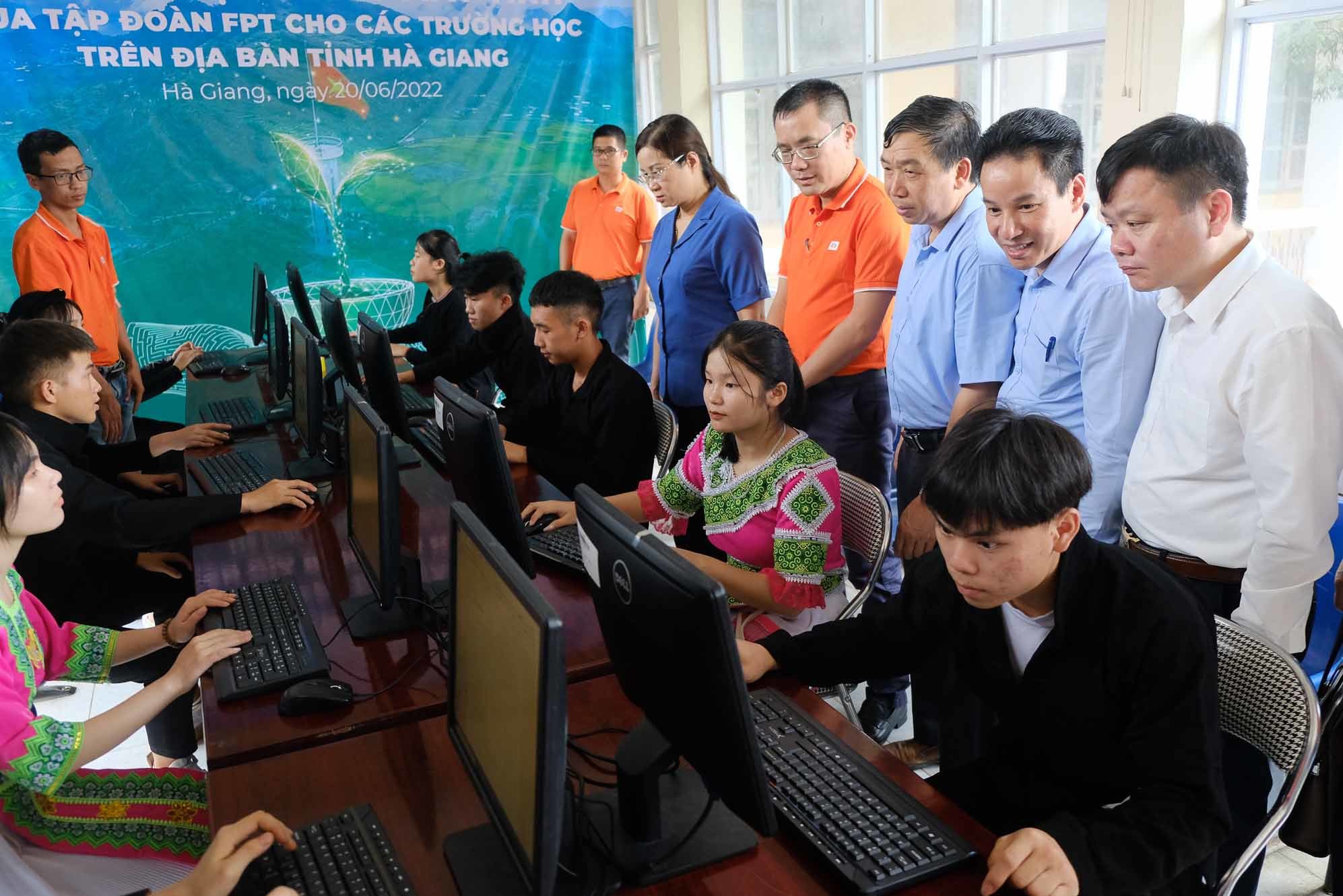 FPT tặng 1.000 máy tính cho các trường học tại Hà Giang