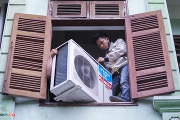 Vào mùa nóng, thợ sửa máy lạnh ở TP.HCM kiếm 100 triệu/tháng
