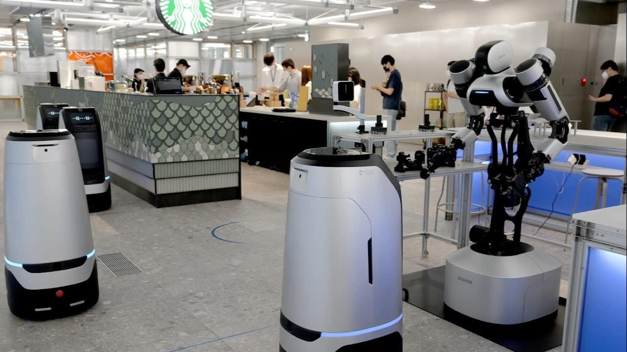 Văn phòng viễn tưởng của Naver đi vào hoạt động: 100 robot đi lại tấp nập bên cạnh nhân viên