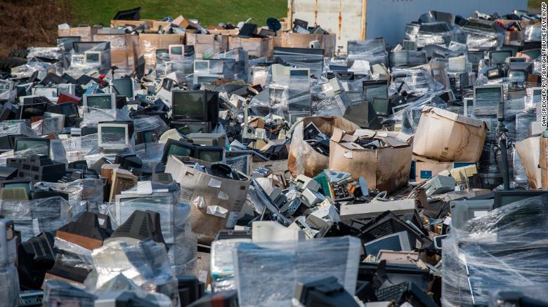 “Cơn sóng thần” rác thải điện tử ngày càng trầm trọng
