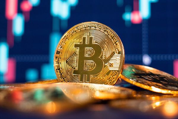 Bitcoin bất ngờ tăng lên hơn 24.000 USD
