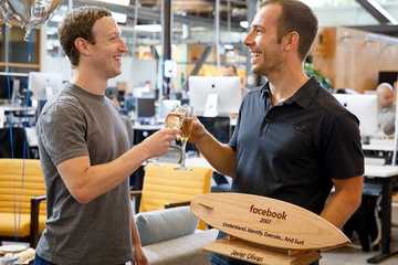 ‘Cánh tay phải’ mới của Mark Zuckerberg hiếm khi dùng Facebook, Instagram