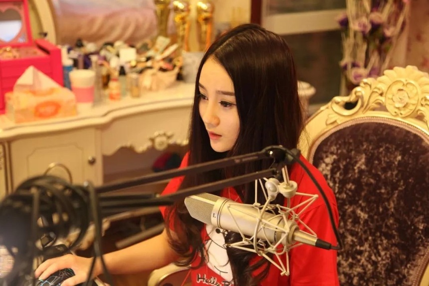 Những nữ streamer bán sự thân mật cho fan nam