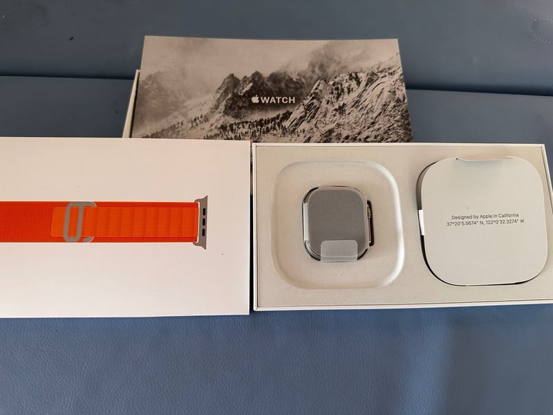 May mắn nhận AirPods Pro 2, Apple Watch Ultra trước cả thế giới